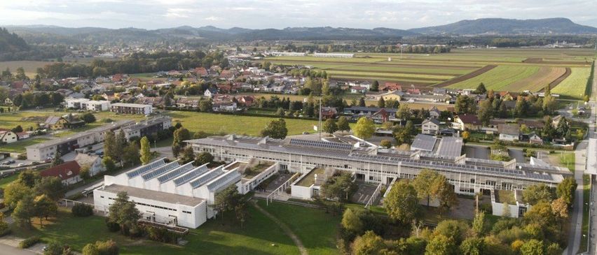 Bild enthält, Architecture, Building, Outdoors, Nature, Airport, Countryside, Rural, Aerial View, Farm