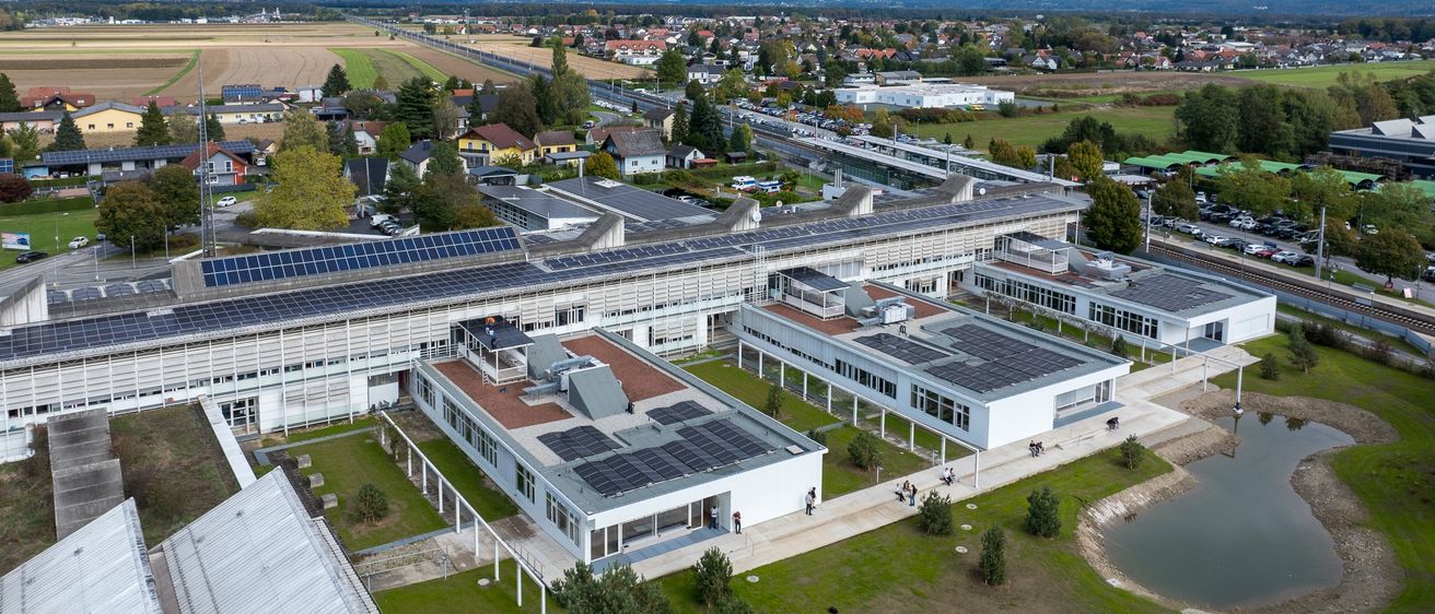 Bild enthält, Outdoors, Architecture, Building, Aerial View, Car, Transportation, Vehicle, Electrical Device, Person, Solar Panels