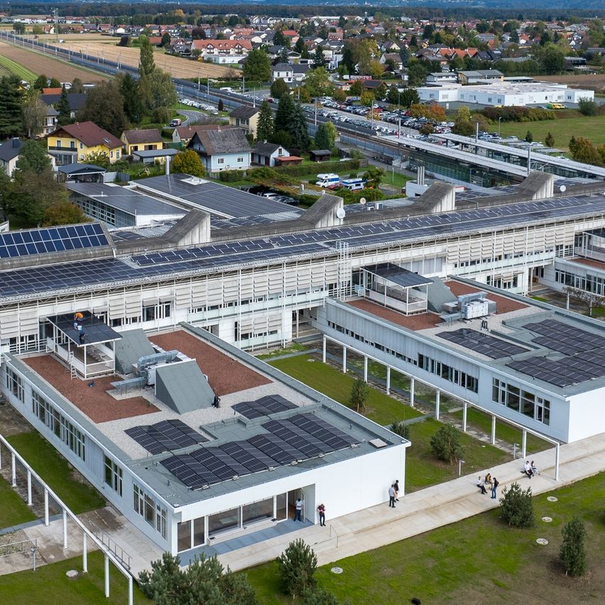 Bild enthält, Outdoors, Architecture, Building, Aerial View, Car, Transportation, Vehicle, Electrical Device, Person, Solar Panels