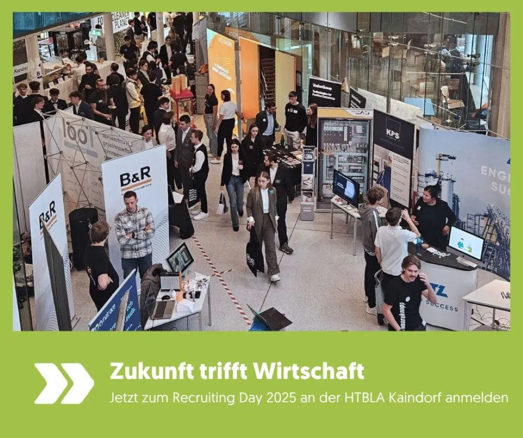 Eine Vogelperspektive eines überfüllten Innenraums mit Menschen, die verschiedene Ausstellungen erkunden. Banner und elektronische Geräte sind ausgestellt. Die Bildunterschrift lautet 'Zukunft trifft Wirtschaft' und lädt zum Recruiting Day 2025 an der HTBLA Kaindorf ein.