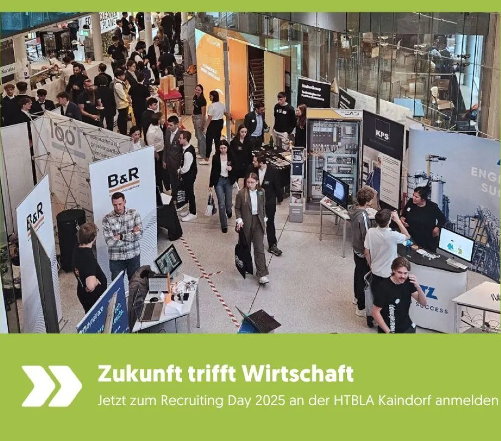 Eine Vogelperspektive eines überfüllten Innenraums mit Menschen, die verschiedene Ausstellungen erkunden. Banner und elektronische Geräte sind ausgestellt. Die Bildunterschrift lautet 'Zukunft trifft Wirtschaft' und lädt zum Recruiting Day 2025 an der HTBLA Kaindorf ein.
