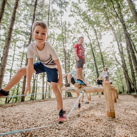Bild enthält, Boy, Child, Male, Person, Clothing, Shorts