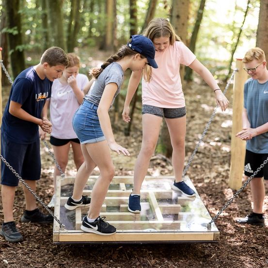Bild enthält, Shorts, Boy, Male, Person, Teen, Child, Female, Girl, Shoe, Play Area