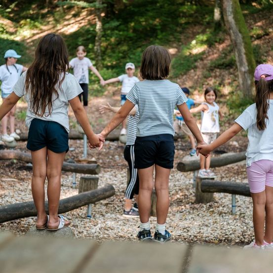Bild enthält, Shorts, Vegetation, Walking, Grove, Woodland, Park, Path, Portrait, Rock, People