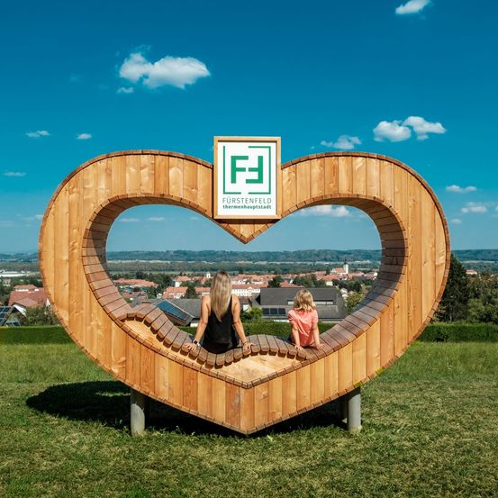 Bild enthält, Grass, Plant, Symbol, Person, Love Heart Symbol, Outdoors, Bridge