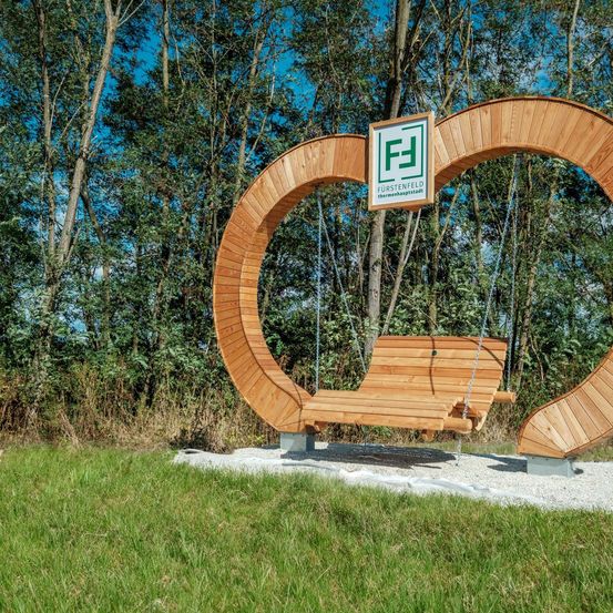 Bild enthält, Grass, Outdoors, Park, Wood, Hardwood, Stained Wood, Tree, Vegetation, Woodland, Play Area