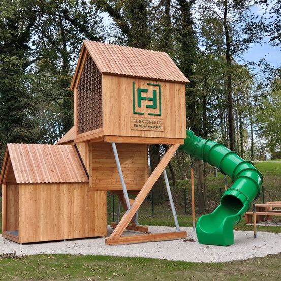 Bild enthält, Play Area, Outdoor Play Area, Outdoors, Grass, Plant, Wood, Architecture, Building, Housing