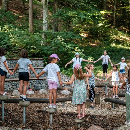 Bild enthält, Shorts, Vegetation, Grove, Land, Tree, Woodland, Grass, Park, Photography, Portrait