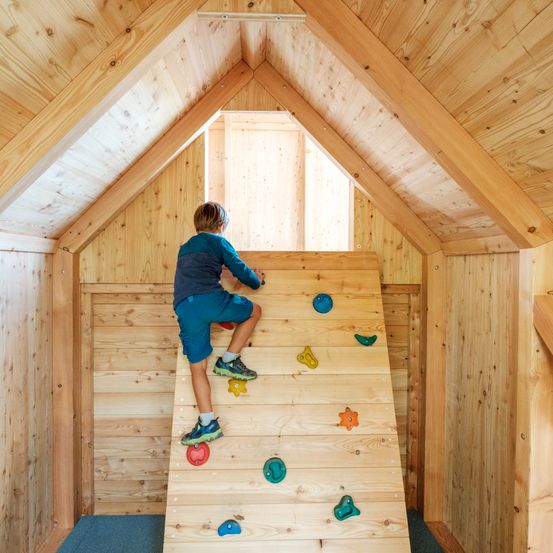 Bild enthält, Indoors, Interior Design, Wood, Boy, Child, Male, Person, Hardwood, Shoe, Stained Wood