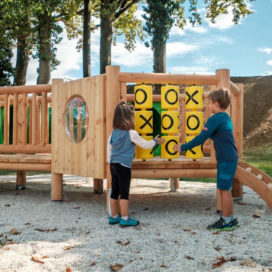 Bild enthält, Play Area, Outdoor Play Area, Outdoors, Child, Female, Girl, Person, Boy, Male, Wood