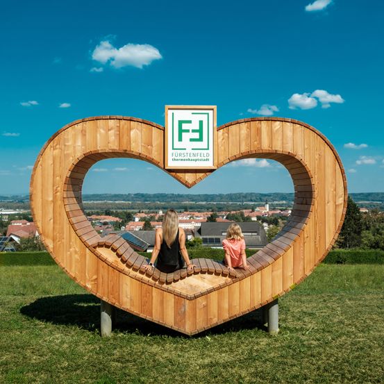 Bild enthält, Grass, Plant, Person, Symbol, Outdoors, Love Heart Symbol