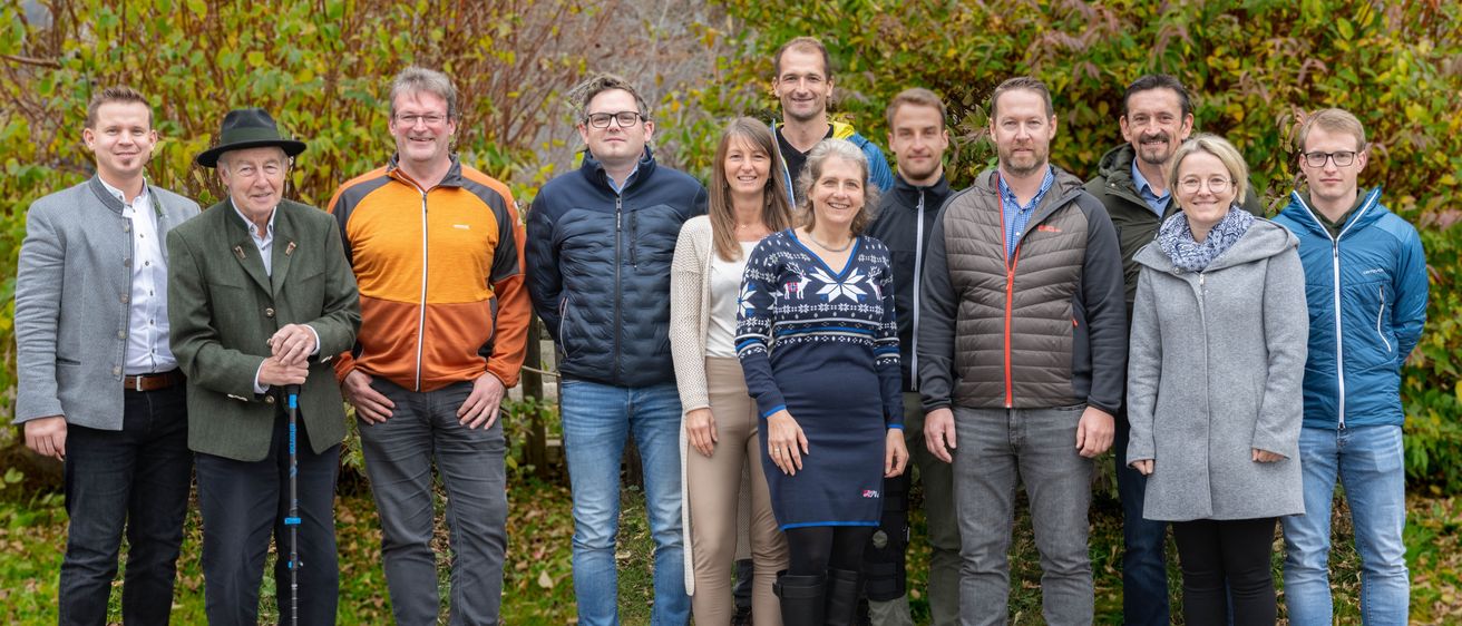 Bild enthält, Groupshot, Person, People, Pants, Coat, Jacket, Jeans, Adult, Male, Man