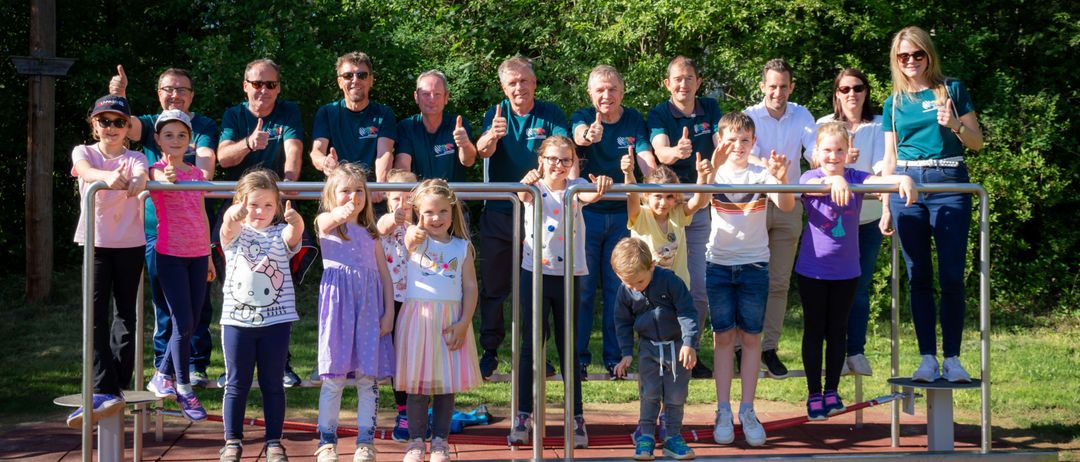 Bild enthält, Grass, Park, People, Person, Shoe, Glasses, Child, Female, Girl, Teen