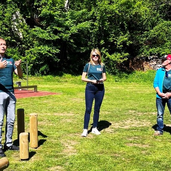 Bild enthält, Female, Girl, Person, Teen, Grass, Park, Adult, Male, Man, Boy