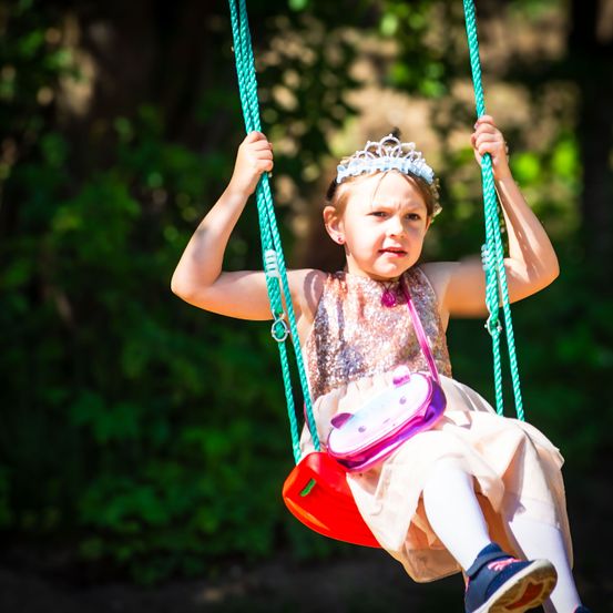 Bild enthält, Person, Photography, Portrait, Play Area, Outdoor Play Area, Outdoors, Child, Female, Girl, Toy