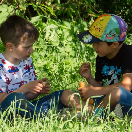 Bild enthält, Grass, Photography, Portrait, Baseball Cap, Cap, Hat, Herbal, Vegetation, Green, Pants