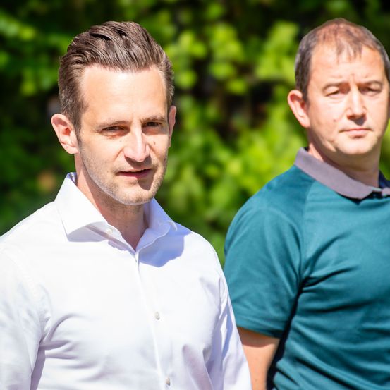 Bild enthält, Shirt, T-Shirt, Face, Head, Person, Portrait, Adult, Male, Man, People