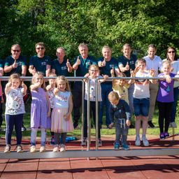 Bild enthält, Grass, Park, People, Person, Shoe, Glasses, Child, Female, Girl, Teen