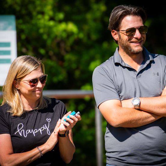 Bild enthält, Finger, Person, T-Shirt, Phone, Mobile Phone, Adult, Male, Man, Girl, Teen