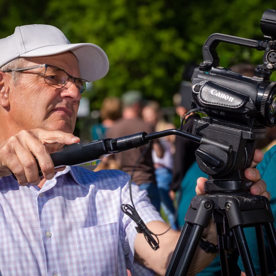 Bild enthält, Tripod, Adult, Male, Man, Person, Glasses, Face, Head, Hat