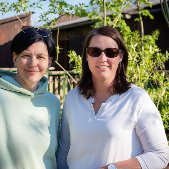 Bild enthält, Person, Smile, Sunglasses, Blouse, Adult, Female, Woman, Sweater, Long Sleeve, Sweatshirt