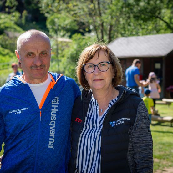 Bild enthält, Coat, Jacket, Person, Portrait, Grass, Glasses, People, Pants, Adult, Woman