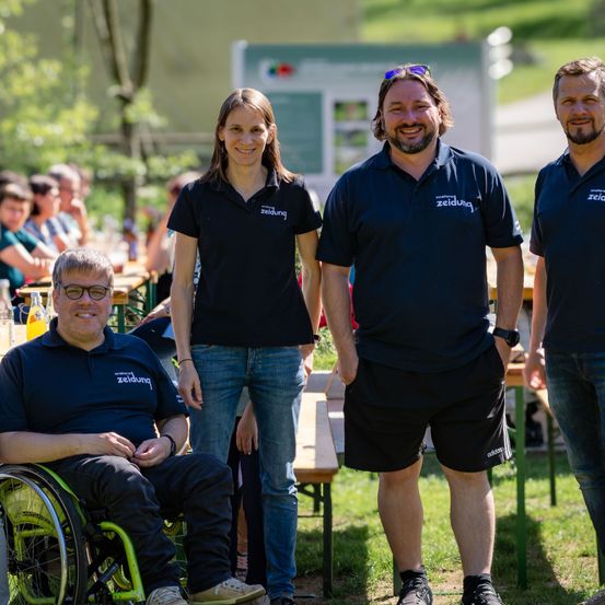 Bild enthält, T-Shirt, Wristwatch, Pants, Adult, Male, Man, Person, Shoe, Glasses, Woman