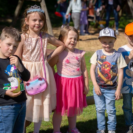 Bild enthält, Pants, Hat, Boy, Child, Male, Person, Photography, Portrait, Female, Girl