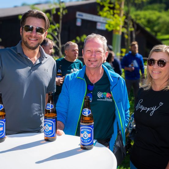 Bild enthält, Beer, Adult, Female, Person, Woman, Shoe, Beer Bottle, Male, Man, Glasses