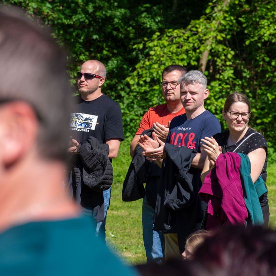 Bild enthält, People, Person, Hat, Glasses, Adult, Male, Man, Female, Woman, T-Shirt