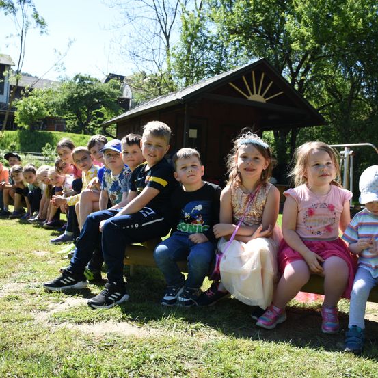 Bild enthält, People, Person, Hat, Grass, Shelter, Shoe, Child, Female, Girl, Baby