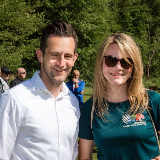 Bild enthält, Shirt, Sunglasses, T-Shirt, Grass, Person, Portrait, Tree, Park, People, Man