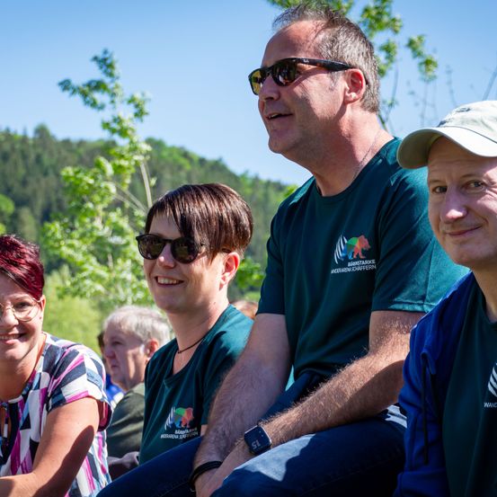 Bild enthält, People, Person, Sunglasses, Baseball Cap, Hat, Bracelet, Wristwatch, Adult, Male, Man
