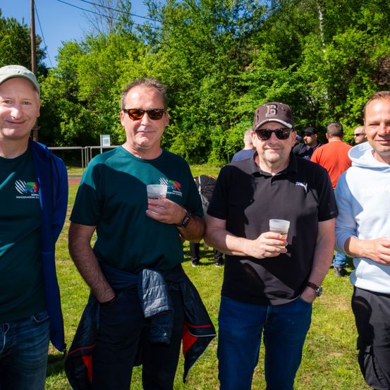 Bild enthält, T-Shirt, People, Person, Pants, Adult, Male, Man, Baseball Cap, Glasses, Cup