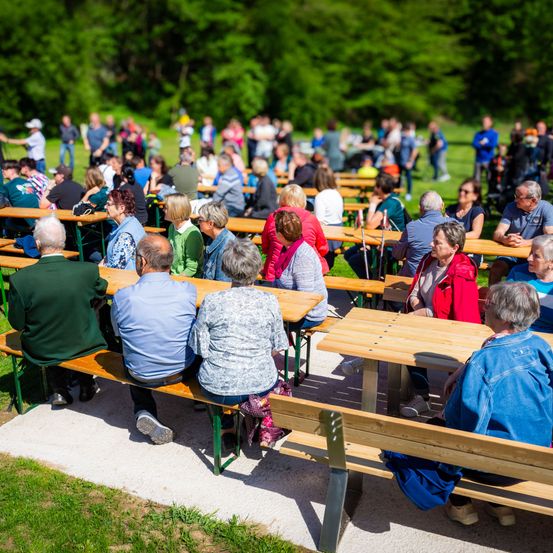 Bild enthält, Wood, Plywood, Cafeteria, Shoe, Boy, Child, Male, Person, People, Bench