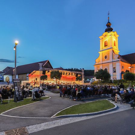 Bild enthält, City, Clock Tower, Tower, Urban, Downtown, People, Person, Neighborhood, Shoe, Head