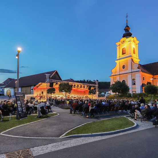 Bild enthält, City, Clock Tower, Tower, Urban, Downtown, People, Person, Neighborhood, Shoe, Head