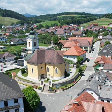 Bild enthält, Building, Outdoors, Suburb, Housing, House, Car, Motorcycle, Aerial View, Person, Driveway