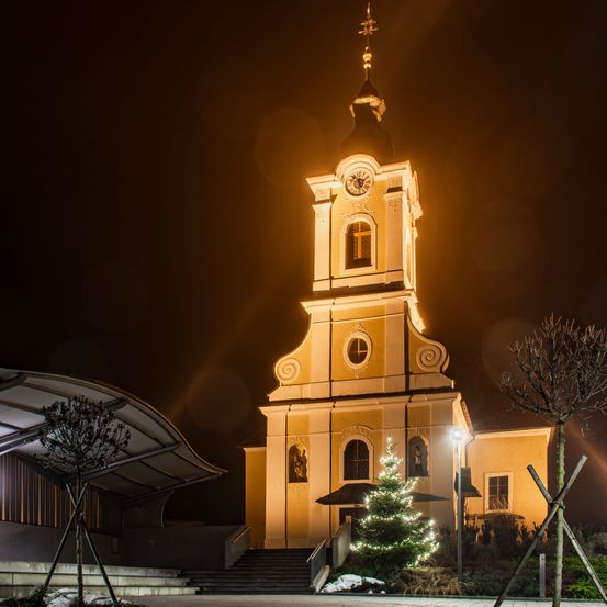 Bild enthält, Architecture, Building, Clock Tower, Tower, Bell Tower, Spire, Person