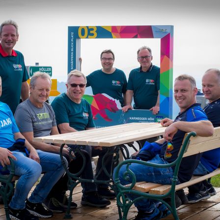 Bild enthält, People, Person, Portrait, Wood, Adult, Male, Man, Pants, Plywood, Table