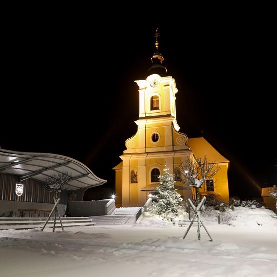 Bild enthält, Architecture, Building, Clock Tower, Tower, Bell Tower, Outdoors, Shelter, Spire, Nature