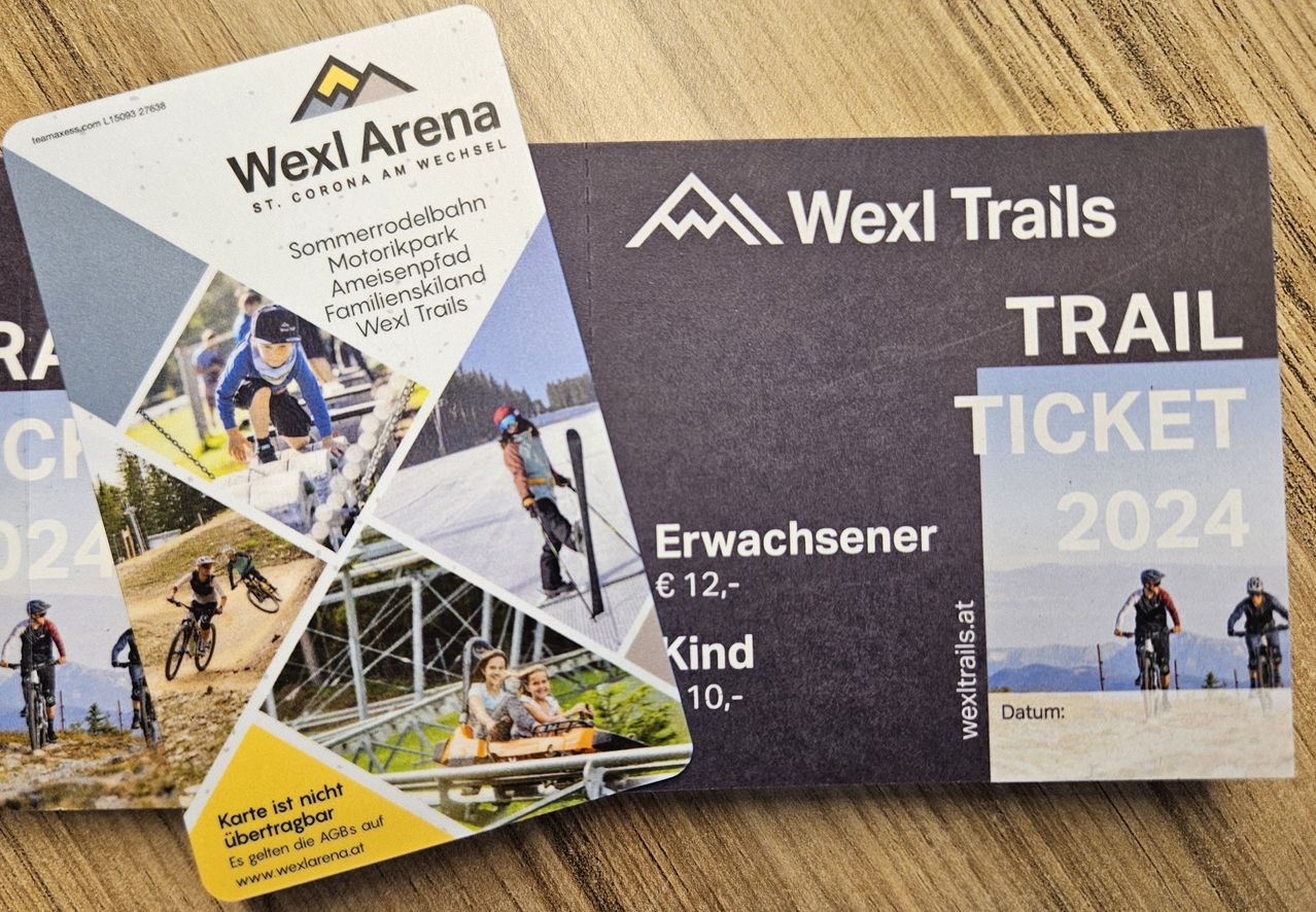 Bild enthält, Advertisement, Poster, Person, Glove, Boy, Child, Male, Bicycle, Text, Helmet