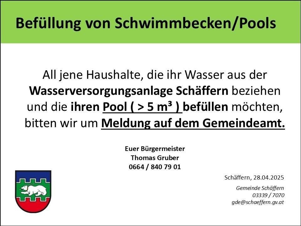 Eine Ankündigung bezüglich der Füllung von Schwimmbecken/Pools über 5 Kubikmetern. Es wird Haushalte gebeten zu melden, wenn sie ihre Pools mit Wasser aus der Wasserversorgung füllen. Es enthält Kontaktinformationen für den Bürgermeister und die Gemeinde.