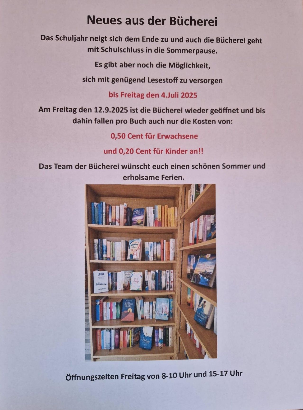Poster mit Büchern auf einem Regal. Bis Freitag, 4. Juli 2025, können Sie sich mit genügend Lesematerial versorgen. Am Freitag, 12. September 2025, öffnet die Bücherei wieder. Der Preis beträgt 0,50 Cent für Erwachsene und 0,20 Cent für Kinder. Das Team der Bücherei wünscht Ihnen einen schönen Sommer und erholsame Ferien.