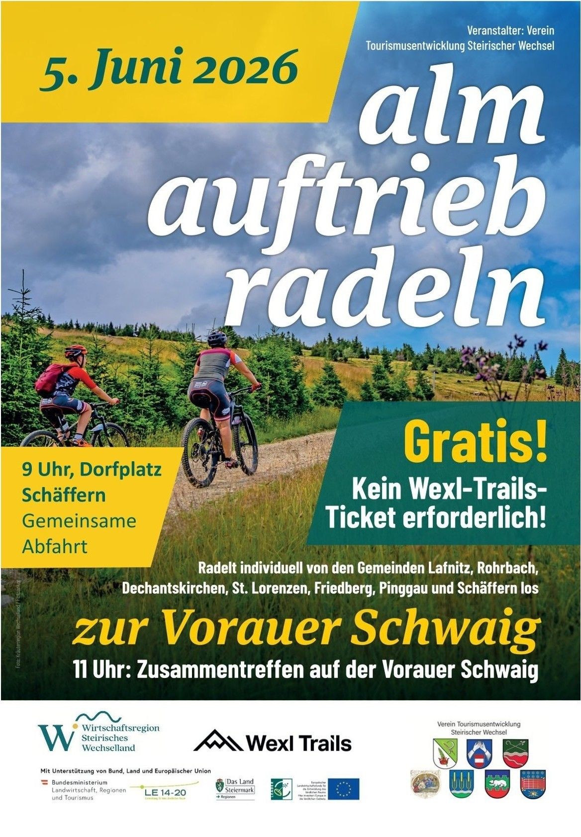 Werbeplakat für eine kostenlose Mountainbike-Veranstaltung. Zwei Biker fahren auf einem Feldweg im Wald. Der Text lautet 'Kostenlose Fahrt' und 'Kein Wexl-Trails-Ticket erforderlich!'. Startzeit ist 9 Uhr am Dorfplatz Schaffern. Abfahrt um 11 Uhr von der Vorauer Schwaig.