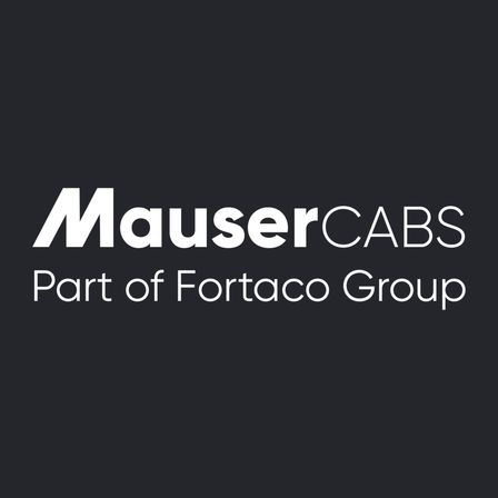 Das Bild zeigt einen schwarzen Hintergrund mit weißem Text. Es steht 'MauserCABs' oben und darunter 'Teil von FortaCo Group'. Der Text ist in einer modernen, serifenlosen Schrift.