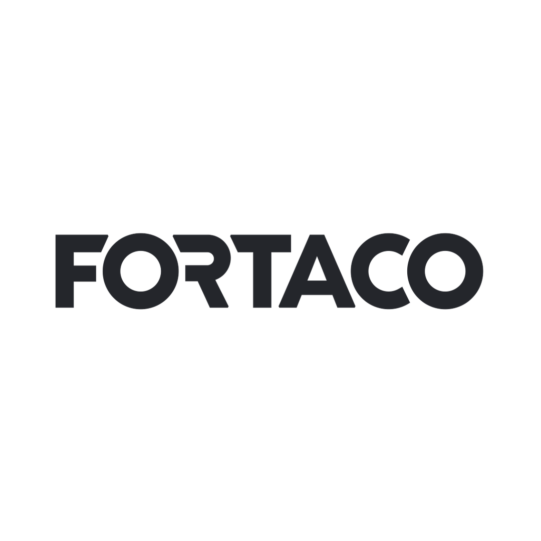 Das Bild zeigt ein Logo. Das Logo enthält den Wort 'FORTACO' in einer fetten, serifenlosen Schrift. Der Text ist in Großbuchstaben und hat ein modernes, minimalistisches Design.