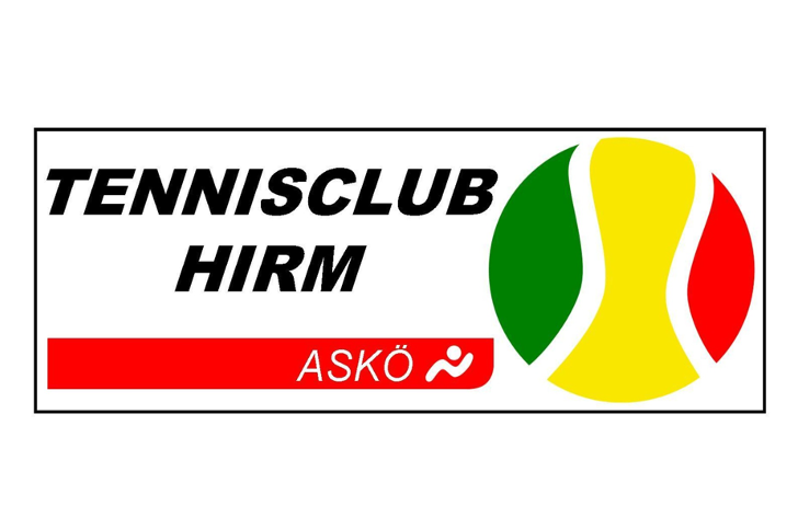 Das Logo des Tennisclubs Hirm mit einem Tennisball mit grünen, gelben und roten Abschnitten, den Worten Tennisclub Hirm und AskO in einem roten Banner unter dem Ball.