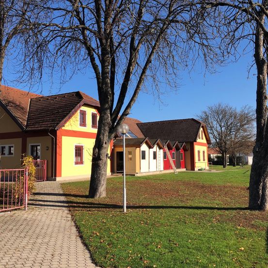 Neighborhood, Grass, Outdoors, Shelter, Suburb, Tree, Lawn, Bench, Nature, Housing
