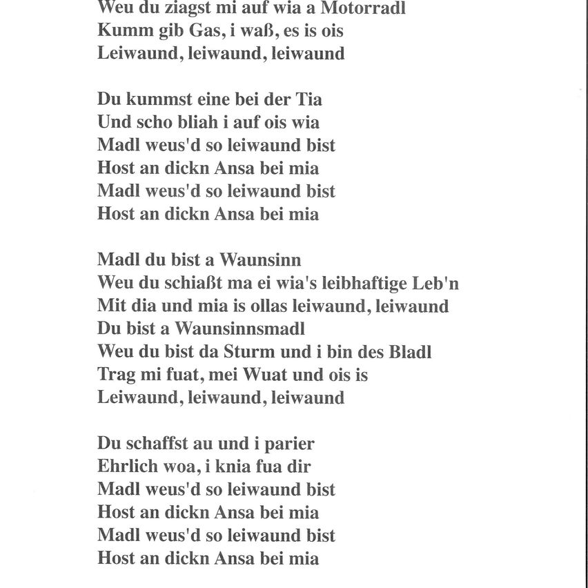 Ein Schwarz-Weiß-Bild eines Textes, der wie ein Lied oder Gedicht in einer Fremdsprache geschrieben erscheint. Der Text ist in kursiver Schrift geschrieben und schwer zu lesen.